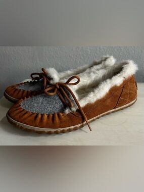 Sorel Out N About tan and gray faux fur slipper shoes, women’s size 10. EUC